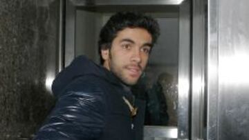 Silvio llegando al reconocimiento médico.