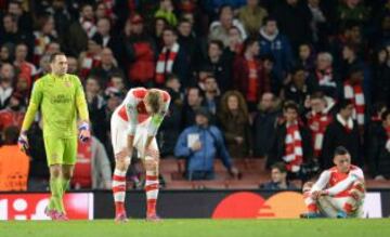 Los jugadores del Arsenal se lamentan tras recibir el tercer gol.