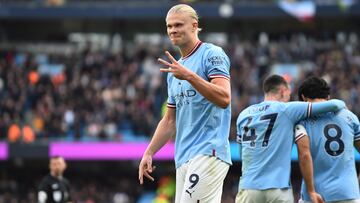 Manchester (United Kingdom), 02/10/2022.- Erling Haaland of Manchester City celebrates after scoring a hat-trick during the English Premier League soccer match between Manchester City and Manchester United at Etihad Stadium in Manchester, Britain, 02 October 2022. (Reino Unido) EFE/EPA/PETER POWELL EDITORIAL USE ONLY. No use with unauthorized audio, video, data, fixture lists, club/league logos or 'live' services. Online in-match use limited to 120 images, no video emulation. No use in betting, games or single club/league/player publications
