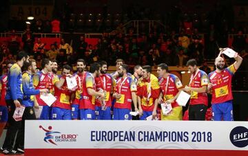 España tras recibir la medalla del Europeo de Croacia.