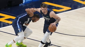 Luka Doncic (77) de los Dallas Mavericks ayuda a levantarse a su compa?ero Jalen Brunson (13) durante un partido de playoff de la NBA, entre Utah Jazz y los Dallas Mavericks, en el Vivint Smart Home Arena de Salt Lake City, Utah (EEUU).