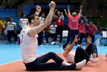 Morteza Mehrzadselakjani, el gigante campeón iraní: Otra de las historias es la del gigante iraní que juega voleibol, quien tiene una enfermedad que aumenta las hormonas de crecimiento pero que a los 15 años sufrió un accidente y sus piernas