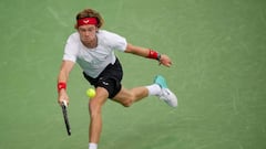 Andrey Rublev devuelve un tiro de Emil Ruusuvuori en Cincinnati.