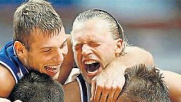 <b>OTRA VEZ EN LA CIMA. </b>Los jugadores rusos hacen piña después de derrotar a Lituania. El poderío de Kirilenko les ha llevado a una final que no pisaban hace tiempo.