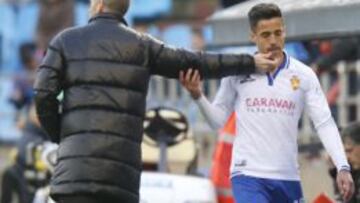 Pedro es felicitado por Lluis Carreras cuando fue sustituido el domingo pasado contra el Lugo.