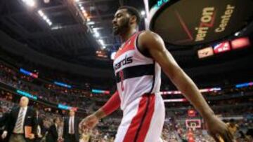 John Wall encara el túnel de vestuarios durante el tercer partido.