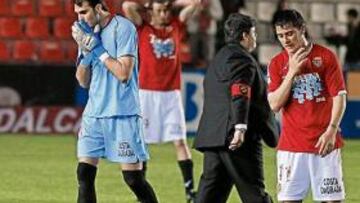 <b>DESTROZADOS. </b>Los jugadores del Nàstic terminaron el encuentro cabizbajos y con la sensación de haber regalado la victoria a su rival.