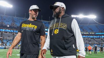 CHARLOTTE, NORTH CAROLINA - AUGUST 21: Aaron Rodgers #8 and head coach Mike Tomlin of the Pittsburgh Steelers leave the field after the NFL Preseason 2025 game between Pittsburgh Steelers and Carolina Panthers at Bank of America Stadium on August 21, 2025 in Charlotte, North Carolina. Grant Halverson/Getty Images/AFP (Photo by GRANT HALVERSON / GETTY IMAGES NORTH AMERICA / Getty Images via AFP)