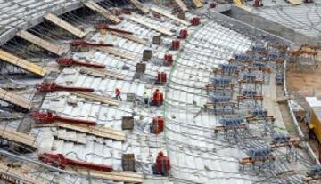 Imágenes de los últimos trabajos en la colocación del cableado desde las gradas del Wanda Metropolitano antes del momento clave; el izado del anillo de tracción