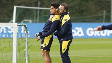 Davo, atendido por el doctor Mejuto en el entrenamiento del Deportivo.