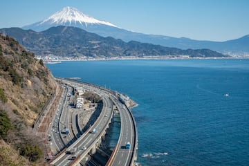 El país nipón nunca fue una colonia inglesa. La tradición de conducir por la izquierda viene porque en los años setenta del siglo XIX Japón contrató a los ingleses para la construcción de la red ferroviaria del país. El proyecto se desarrolló de la misma forma que en Reino Unido, así que los trenes se conducían por la vía de la izquierda y a partir de ahí, todos los tipos de vehículos empezaron a circular por la misma dirección. 