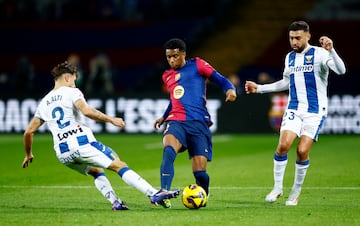 Altimira y Munir frenan a Balde durante el duelo en Montjuïc.