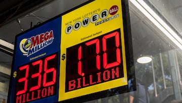 Un cartel electrónico muestra el premio mayor de 1.7 billones de dólares del sorteo de la lotería Powerball en Queens, Nueva York, EE. UU.