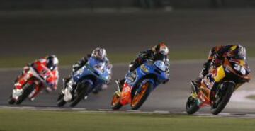 Luis Salom liderando la primera carrera de Moto3.