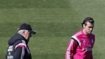 Carlo Ancelotti y Gareth Bale durante un entrenamiento en la ciudad deportiva de Valdebebas.