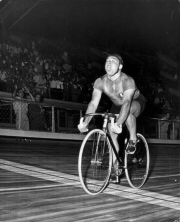 El italiano Sante Gaiardoni se convirtió en el único ciclista de la historia que ha ganado la contrarreloj y el sprint. 