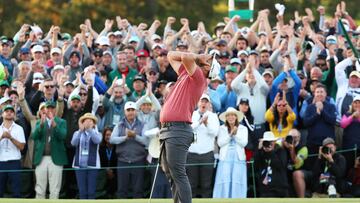 El golfista españo Jon Rahm celebra en el hoyo 18 su victoria en el Masters de Augusta 2023 en el Augusta National Golf Club.