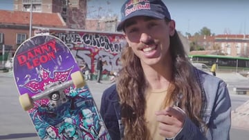 El skater mostole&ntilde;o Danny Le&oacute;n, con la melena suelta, bigote, gorra Red Bull y chupa tejana, se&ntilde;ala a la pantalla con la mano izquierda mientras con la derecha sujeta su nuevo Pro Model -inspirado en Stranger Things- con Jart Skateboa