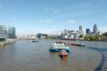Pista flotante sobre el río Támesis, curso de agua que fluye a través del sur de Inglaterra.