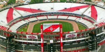 Una de las catedrales del fútbol argentino y sudamericano ha sido testigo de las hazañas de River Plate y la selección albiceleste por 80 años. Su nombre oficial es 'Estadio Antonio Vespucio Liberti, expresidente de River, club que disputa sus partidos de local frente a casi 80,000 espectadores. Finales de Copa Libertadores, de Copa América y la consagración argentina en el Mundial de 1978 ante Holanda han sido sus mejores episodios.