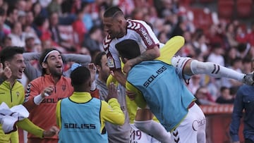 Acu&ntilde;a, del Albacete, celebra su gol contra el Sporting.