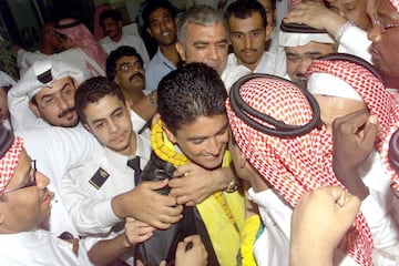 Fichó por el Al-Ittihad en 2002. Estuvo una temporada.    