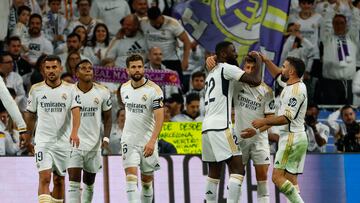MADRID, 14/05/2024.- El centrocampista turco del Real Madrid Arda Guler (2d) celebra su gol durante el partido de la jornada 36 de LaLiga que Real Madrid y Deportivo Alavés disputan este martes en el estadio Santiago Bernabéu, en Madrid. EFE/Mariscal