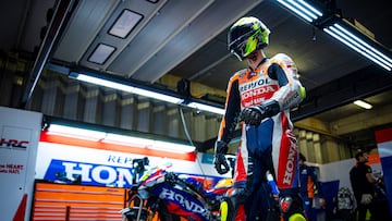 Joan Mir sale del box de Honda durante el GP de Portugal.