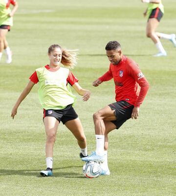 Los jugadores del Atlético de Madrid y las jugadoras del equipo femenino han disputado un partidillo. 