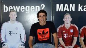 <b>ENTUSIASMADO. </b>Javi Martínez posa en una foto de sus nuevos compañeros en el Bayern: Lahm, Robben, Neuer, Schweinsteiger y Müller.