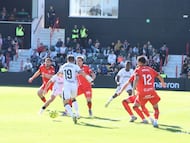 Rubén Díez, con el 19. en pugna por el balón.