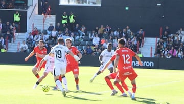 Rubén Díez, con el 19. en pugna por el balón.