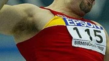 <b>HACE HISTORIA.</B> Manuel Martínez, después de una final muy disputada contra el estadounidense Godina, es ya el primer campeón del mundo de atletismo de la historia del deporte español.