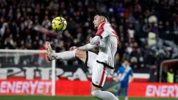 MADRID, 15/12/2025.- El defensa rumano del Rayo Andrei Ratiu durante el partido de la jornada 16 de LaLiga de fútbol que Rayo Vallecano y Real Betis disputan este lunes en el estadio de Vallecas, en Madrid. EFE/Juanjo Martín