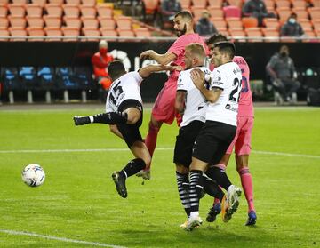 Ocasión de Benzema.