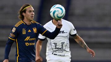 Tigres' Sebastian Cordova (L) fights for the ball with Pumas' Eduardo Salvio during their Mexican Apertura 2023 tournament football match at the Olimpico Universitario stadium in Mexico City on August 27, 2023. (Photo by ALFREDO ESTRELLA / AFP)