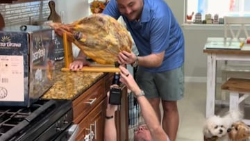 Un padre convence a su familia de comprar un jamón en un supermercado estadounidense y su reacción no tiene desperdicio