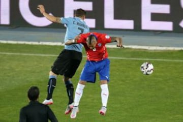 El salto de Cristián Rodríguez y Arturo Vidal en el mediocampo.