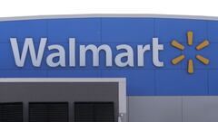 ARCHIVO - En esta fotograf&iacute;a de archivo del martes 3 de septiembre de 2019, se muestra un logotipo de Walmart en el exterior de una tienda Walmart en Walpole, Massachusetts.
 