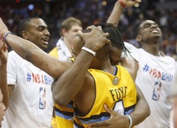 Randy Foye, jugador de Denver Nuggets, celebra la victoria tras lograr el triple que dio el triunfo a su equipo contra Los Ángeles Clippers.