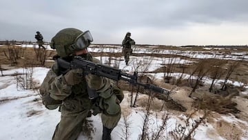 This handout video grab released by the Russian Defence Ministry on February 19, 2022, shows Russian paratroppers during a joint exercise of the armed forces of Russia and Belarus as part of an inspection of the Union State's Response Force,  at the Obuz-Lesnovsky firing range near the city of Baranovichi in Belarus. - Belarusian President Alexander Lukashenko, an ally of Moscow, said on February 17, 2022 that his country would be ready to welcome "nuclear weapons" in the event of a threat from the West, in the midst of a crisis in Ukraine. (Photo by Russian Defence Ministry / AFP) / RESTRICTED TO EDITORIAL USE - MANDATORY CREDIT "AFP PHOTO/ RUSSIAN DEFENCE MINISTRY" - NO MARKETING - NO ADVERTISING CAMPAIGNS - DISTRIBUTED AS A SERVICE TO CLIENTS