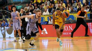 Tel Aviv (Israel), 13/04/2023.- Musa Dzanan (L) of Real Madrid in action against Bonzie Colson of Maccabi during the Euroleague Basketball match between Maccabi Tel Aviv and Real Madrid, in Tel Aviv, Israel, 13 April 2023. (Baloncesto, Euroliga, Estados Unidos) EFE/EPA/ATEF SAFADI