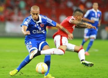 BRA401. PORTO ALEGRE (BRASIL), 26/02/2015.- El jugador de Internacional de Brasil Leo (d) disputa el balón con Guzmán Pereira (i) de Universidad de Chile hoy, jueves 26 de febrero de 2015, durante un partido de la Copa Libertadores celebrado en Porto Alegre (Brasil). EFE/SILVIO ÁVILA