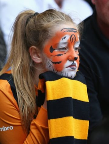 Los hinchas del Hull City lamentan el descenso del equipo a la First Division. 