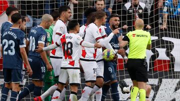 MADRID 18/03/2023.- El centrocampista del Rayo Vallecano Óscar Valentín (d) se duele durante el partido de la Jornada 26 de LaLiga Santander, que enfrenta este sábado al Rayo Vallecano y Girona FC en el estadio 'Campo de fútbol de Vallecas' en Madrid. EFE/ Mariscal