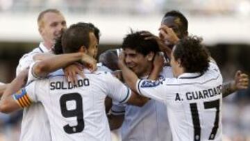 Los jugadores del Valencia felicitan a Banega tras su golazod e falta.