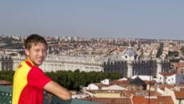 Pau Tonnesen, con Madrid al fondo desde el hotel Emperador, en la Gran Vía.