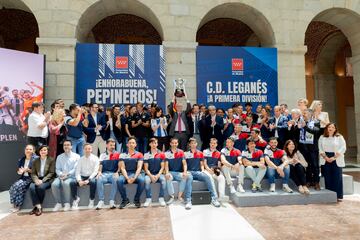 Luhnow levanta el título de campeones de Segunda acompañado de Ayuso, autoridades, la plantilla del Leganés y sus trabajadores. 