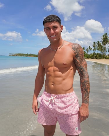 Es el malo según quien cuente la historia. Al igual que Erika, consiguió poner al límite tanto a Andrea como a Alba. La primera ni siquiera le gustaba y la segunda era una especie de reto personal para vengarse de que Álvaro se lio con su hermana. Salió a jugar y ganó.