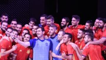 La Selección presentó la nueva equipación que lucirá en la Eurocopa de Francia. Vuelve la España más clásica con la camiseta roja, el pantalón azul y las medias negras. Casillas hizo un selfie en el que participaron todos.